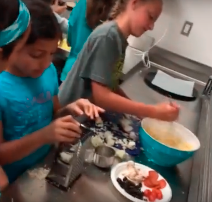 Students in Food Exploration Make Cauliflower Pizza Crust